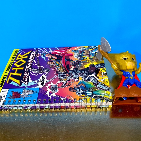 MARVEL STUDIOS THOR LOVE AND THUNDER BUNDLE 2022 MCDONALD’S #5 TOY & NOTEBOOK - Picture 6 of 8